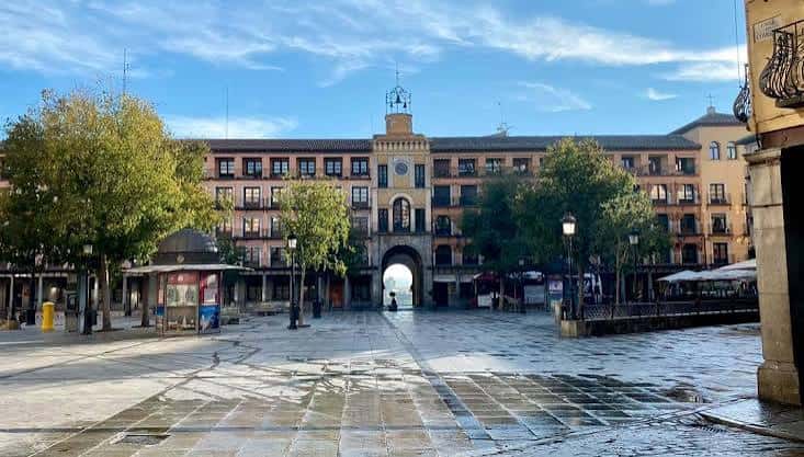 Vista panorámica de la Plaza de Zocodover con el arco central y edificios históricos bajo cielo despejado