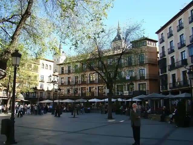 Plaza de Zocodover con terrazas de cafeterías y árboles en un día soleado