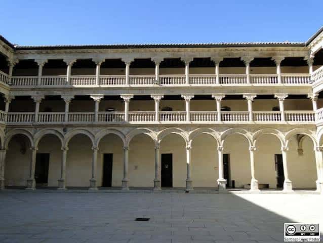 Vista panorámica del claustro principal con arcos de medio punto y columnas
