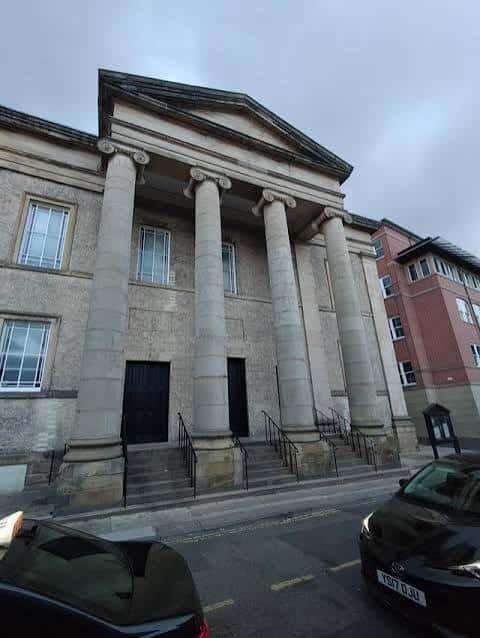 Fachada neoclásica de la Central Methodist Hall con columnas jónicas y escalinata principal