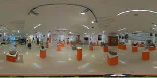 Vista panorámica de la sala de exposiciones con vitrinas y mobiliario moderno