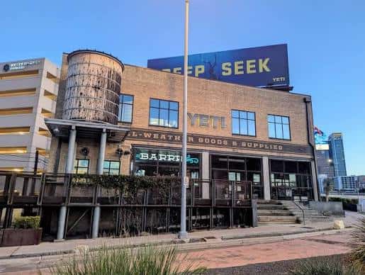Fachada exterior del edificio YETI Flagship en Austin