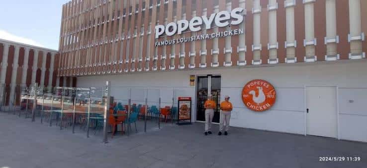 Entrada del restaurante Popeyes dentro del Centro Comercial La Mareta