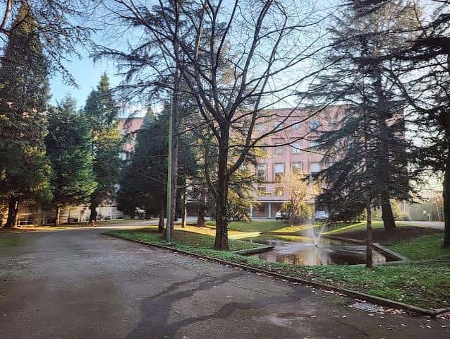 Vista del jardín y entrada al complejo INCAR desde el camino arbolado