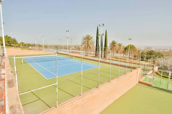 Vista de las pistas de pádel con superficie azul y verde en el Complejo Deportivo Las Fuentezuelas