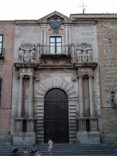 Detalle de la entrada principal del Palacio Arzobispal con escudos y columnas