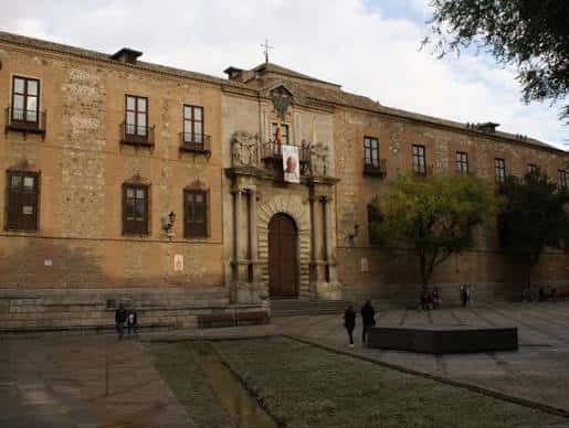 Vista general del Palacio Arzobispal de Toledo con su fachada principal y plaza