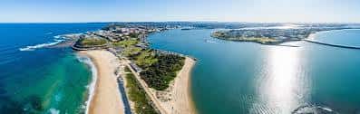 Vista aérea panorámica de la costa y el estuario de Carrington