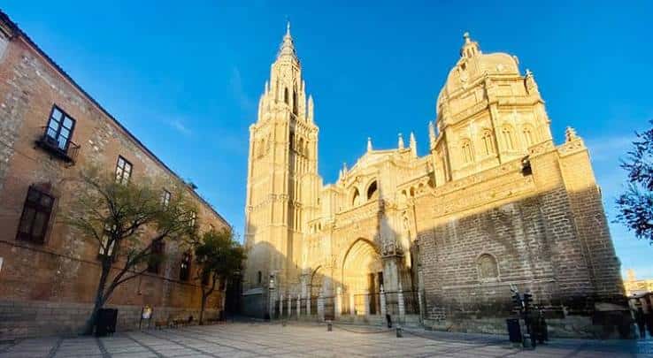 Vista panorámica de la Plaza del Ayuntamiento con la Catedral de Toledo al atardecer