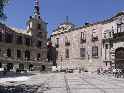 Plaza del Ayuntamiento mostrando el Palacio de los Condes de Oropesa y el Ayuntamiento