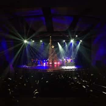 Escenario iluminado durante un evento nocturno