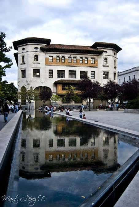 Vista panorámica del Edificio de Correos en Santander con reflejo en el estanque
