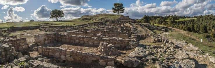 Vista panorámica de las ruinas de la Fuente de la Mota con cielo despejado