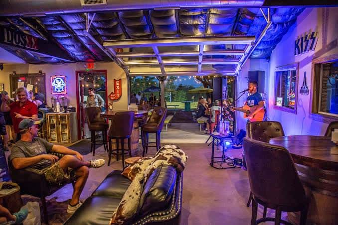 Interior del Rock House Bar con música en vivo y ambiente festivo