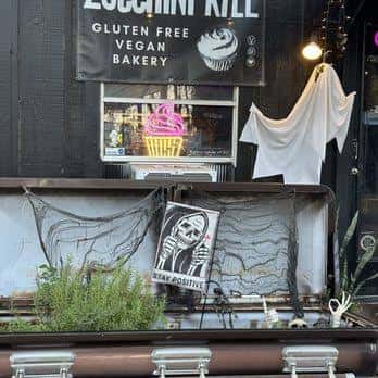Fachada de Zucchini Kill Bakery con decoración temática