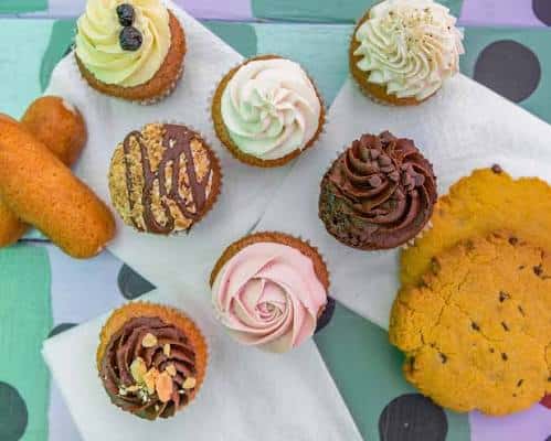 Selección variada de cupcakes y galletas artesanales