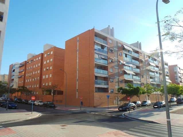 Edificio residencial en la calle Els Poblets bajo un cielo azul despejado