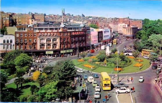 Vista panorámica histórica del Bournemouth Square con tráfico y edificios característicos