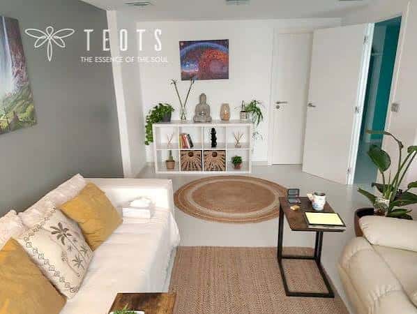 Sala de descanso con sofás blancos y decoración natural