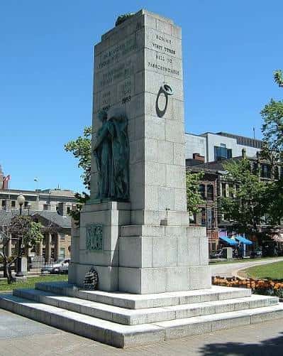 Monumento conmemorativo en el centro del Grand Parade bajo cielo despejado