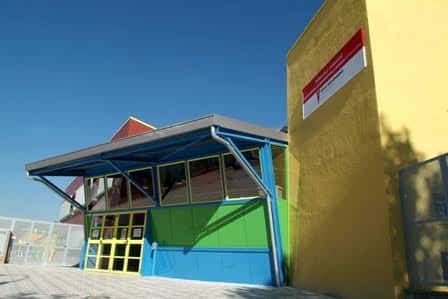 Fachada exterior del Centro Rayuela con su distintiva estructura de colores vivos