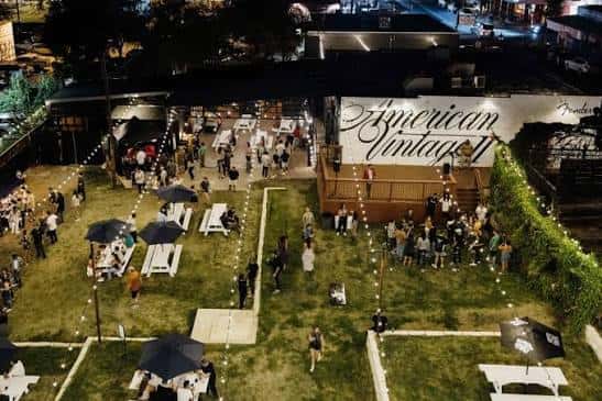 Evento social en el jardín exterior con iluminación ambiental