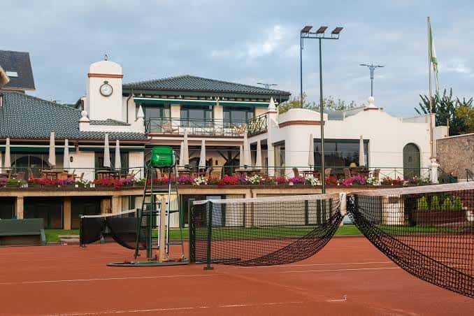 Vista de las pistas de tierra batida con el club house al fondo
