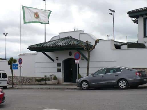 Fachada principal del edificio con la bandera institucional