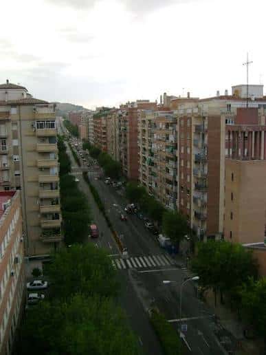 Vista panorámica de la Avenida de Andalucía en Jaén con edificios residenciales y árboles