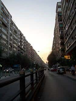 Avenida de Andalucía al atardecer con tráfico y arquitectura urbana