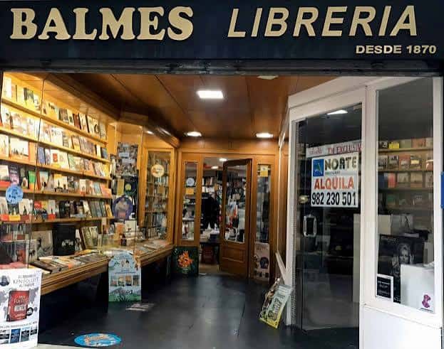 Vista del interior de la Librería Balmes mostrando estanterías llenas de libros y el letrero 'DESDE 1870'