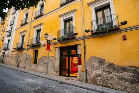 Fachada amarilla del Museo de la Semana Santa con balcones y entrada iluminada