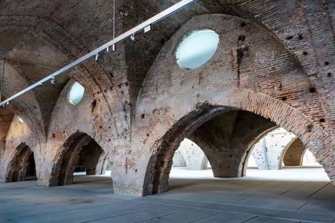 Vista interior de las bóvedas de ladrillo y arcos de las Reales Atarazanas