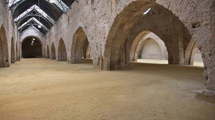 Nave principal con arcos góticos y techo metálico en las Atarazanas