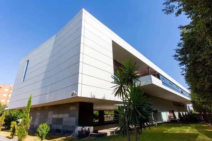 Fachada moderna del edificio de la Agencia Espacial Española en Sevilla