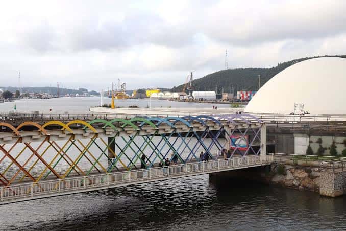 Vista panorámica del Muelle del Niemeyer con su característica pasarela de arcoíris y la cúpula blanca en primer plano