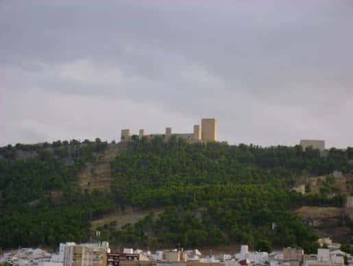 Castillo de Santa Catalina sobre la colina arbolada con vista a la ciudad