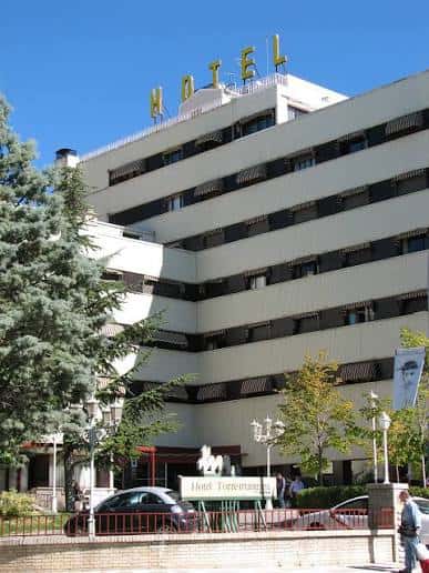 Fachada exterior del Hotel Torremangana bajo cielo azul