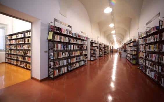 Pasillo interior con estanterías y bóvedas de cañón