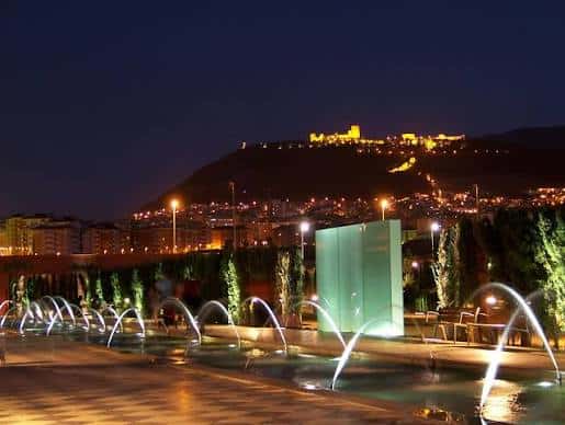 Fuentes decorativas y vista de la ciudad al atardecer en el Parque del Bulevar
