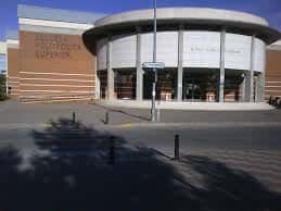 Fachada principal de la Escuela Superior de Ingeniería Informática con diseño moderno y entrada circular