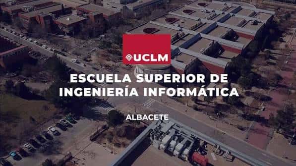 Vista aérea del campus universitario mostrando el edificio de ingeniería informática en Albacete