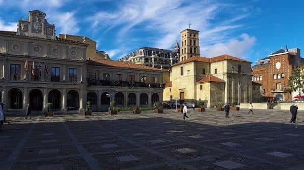 Vista panorámica de la Plaza de San Marcelo con el Ayuntamiento y la Catedral al fondo