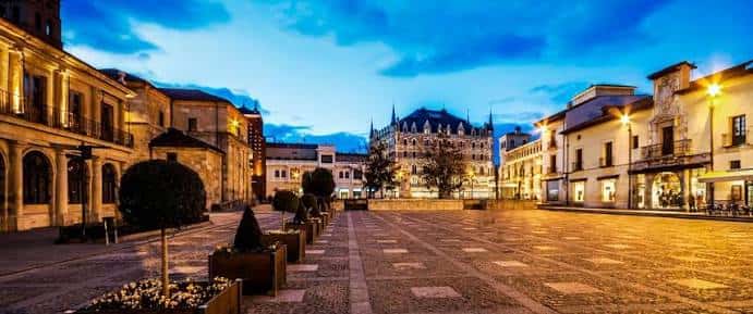 Plaza de San Marcelo iluminada al atardecer con ambiente festivo