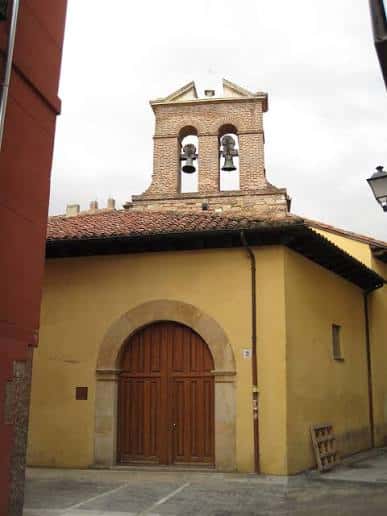Vista exterior de la Iglesia de San Salvador de Palat del Rey con su fachada amarilla y campanario