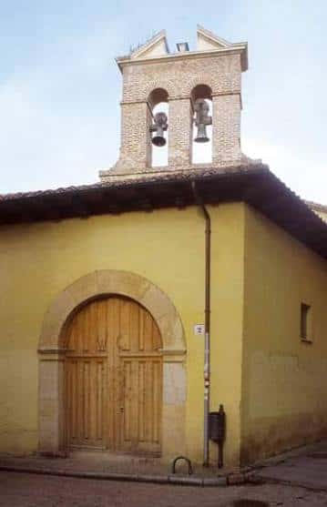 Fachada principal de la iglesia bajo cielo