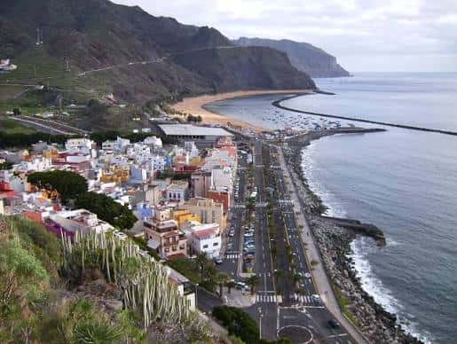 Vista panorámica de la Avenida Marítima en San Andrés con el mar y las montañas al fondo