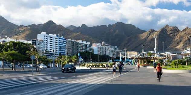 Avenida Marítima de Santa Cruz de Tenerife con edificios modernos y montaña de fondo