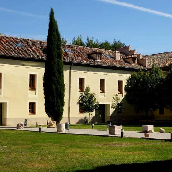 Área exterior del campus con césped y arquitectura histórica