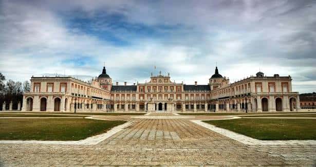 Vista panorámica del Palacio Real de Aranjuez con su fachada principal y jardines
